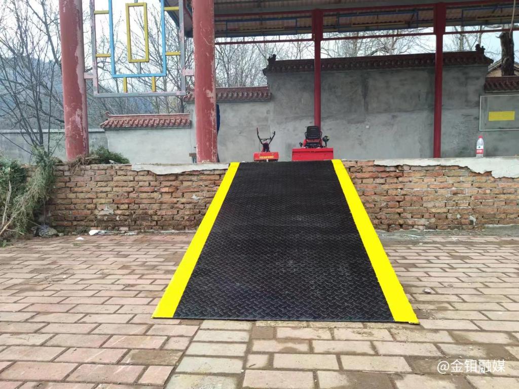 20230801-驻村办实事 锦旗表谢意 (6).jpg